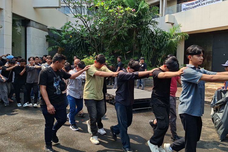 Eksekusi Hotel Sultan Ricuh: 69 Orang Ditangkap, 27 Aparat TNI Polri Terluka