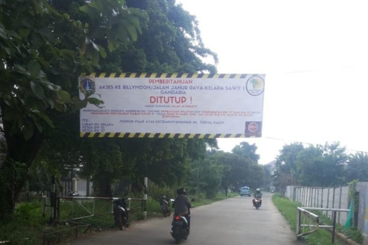 Salah satu RW di Kelurahan Pondok Kelapa, Duren Sawit, Jakarta Timur, batasi akses masuk lingkungan RW, Senin (30/3/2020).