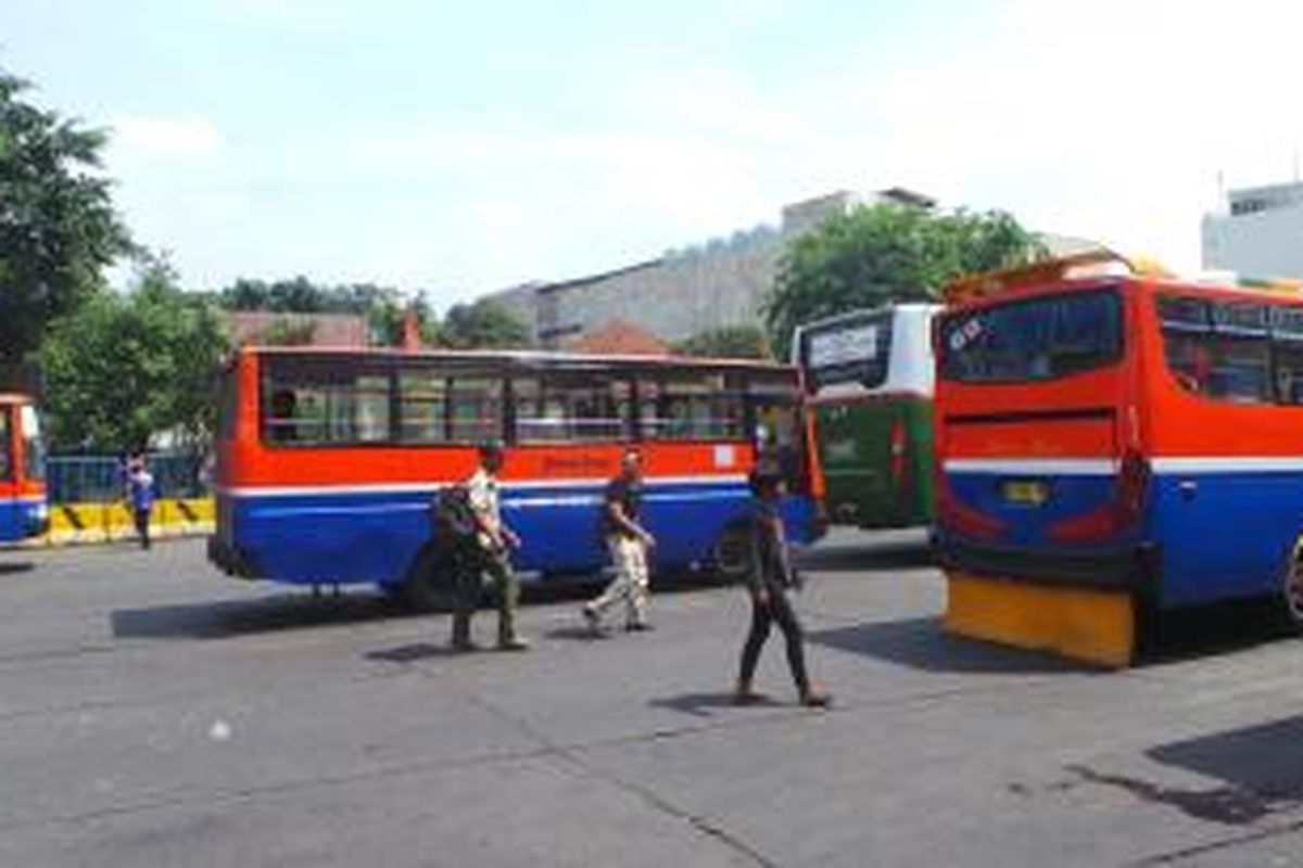 Angkutan Metro Mini di Terminal Blok M, Jakarta Selatan. Rabu (19/11/2014).