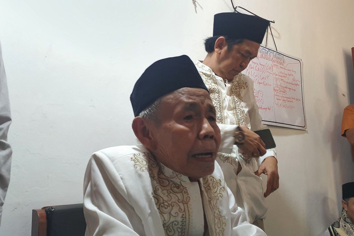  K H Ibnu Hajar Sholeh Pranolo atau akrab dipanggil Mbah Benu  di Komplek Masjid Jamaah Aolia, Panggang III, Giriharjo, Panggang, Gunungkidul. Kamis (20/4/2023). 