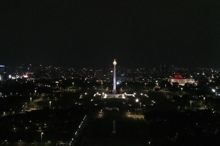 Pemandangan dari lantai 24 Perpustakaan Nasional pada malam hari.