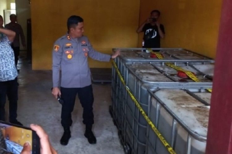 Polres Minahasa Tenggara ungkap penimbunan ribuan liter solar subsidi di Belang, Minahasa Tenggara, Sulawesi Utara. Tampak tanki tempat penampung solar dipasang police line.