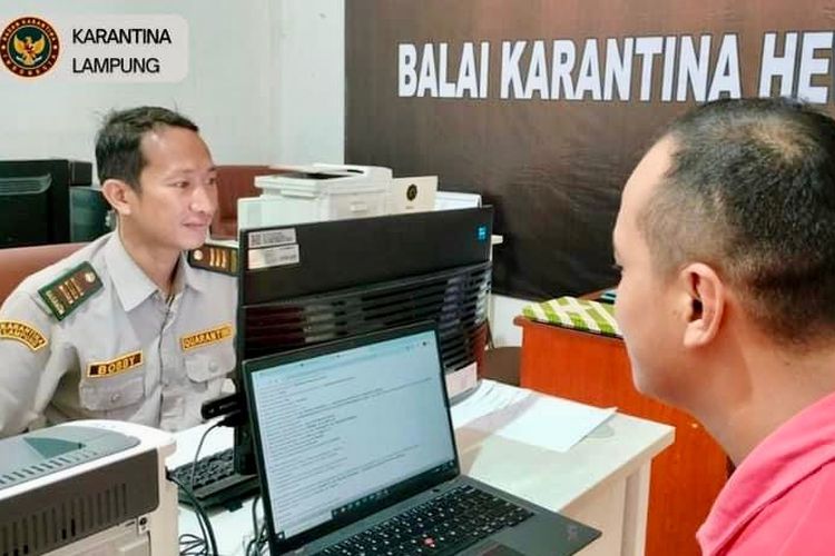 Salah seorang pegiat UMKM sedang mengirimkan paket bubuk kopi sangrai untuk ekspor di karantina Kantor Pos Pahoman, beberapa waktu lalu.