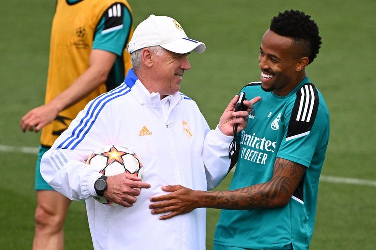 Pelatih Real Madrid Carlo Ancelotti tertangkap kamera sedang bercanda dengan bek andalannya Eder Militao dalam sesi latihan menjelang final Liga Champions kontra Liverpool, Selasa (24/5/2022).