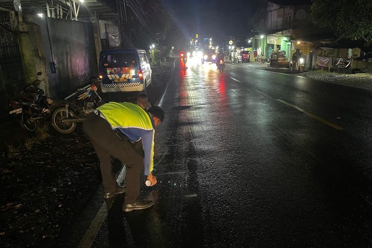 Petugas kepolisian saat berada dilokasi kejadian kecelakaan lalu lintas. Rabu (30/7/2025).