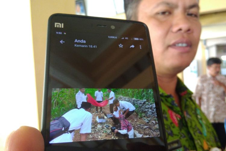 Kabid Pelayanan Pendaftaran Penduduk Disdukcapil Gunungkidul Arisandi Purba menunjukkan foto petugas Disdukcapil melakukan perekaman di ladang di Desa Planjan, Kecamatan Saptosari, beberapa waktu lalu. 