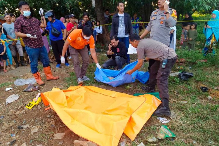 Jasad balita perempuan berusia dua tahun yang dievakuasi polisi usai ditemukan di kawasan TPA Antang, Kecamatan Manggala, Kota Makassar, Sulsel, Sabtu (18/5/2024).