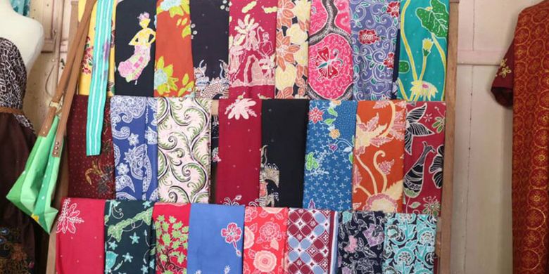 Motif batik semarang sebenarnya tak melulu Tugu Muda, Lawang Sewu atau bangunan ikonik lainnya. Corak batik semarang yang dominan cerah, memiliki makna historis dari peradaban masyarakatnya dahulu yang melahirkan batik semarang.