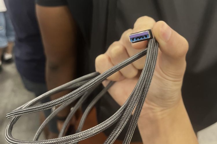 Kabel controller PS5 yang dijejali dengan komponen USB PS5 yang meleleh.