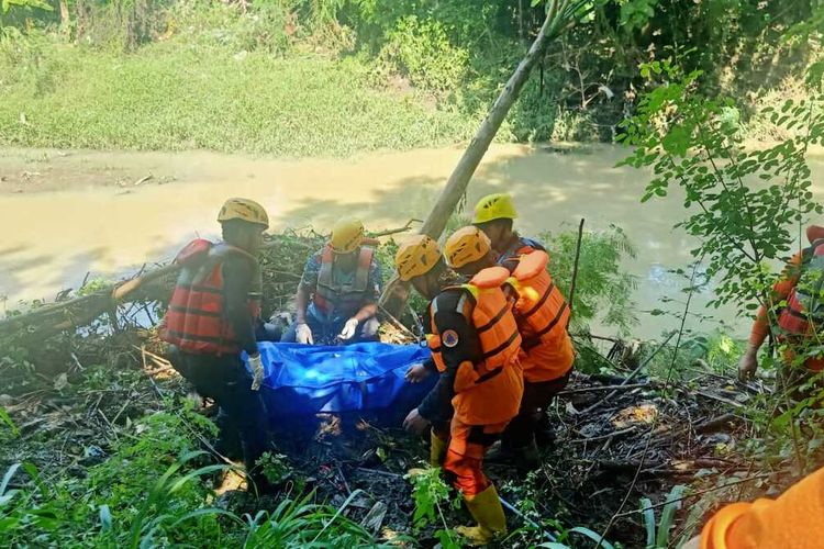 Proses evakuasi korban MAH yang terseret arus sungai di Kabupaten Sragen, Jawa Tengah, berhasil ditemukan pada Senin (26/2/2024).