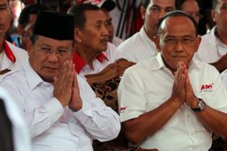 Calon Presiden Prabowo Subianto berkampanye dengan didampingi Ketua Umum Partai Golkar Aburizal Bakrie (kanan), di Tugu Proklamasi, Jakarta, Selasa (10/6/2014). Dalam kampanye tersebut massa dari Sahabat ARB dan MPS mendeklarasikan dukungannya kepada pasangan Prabowo-Hatta dalam Pilpres 9 Juli mendatang.