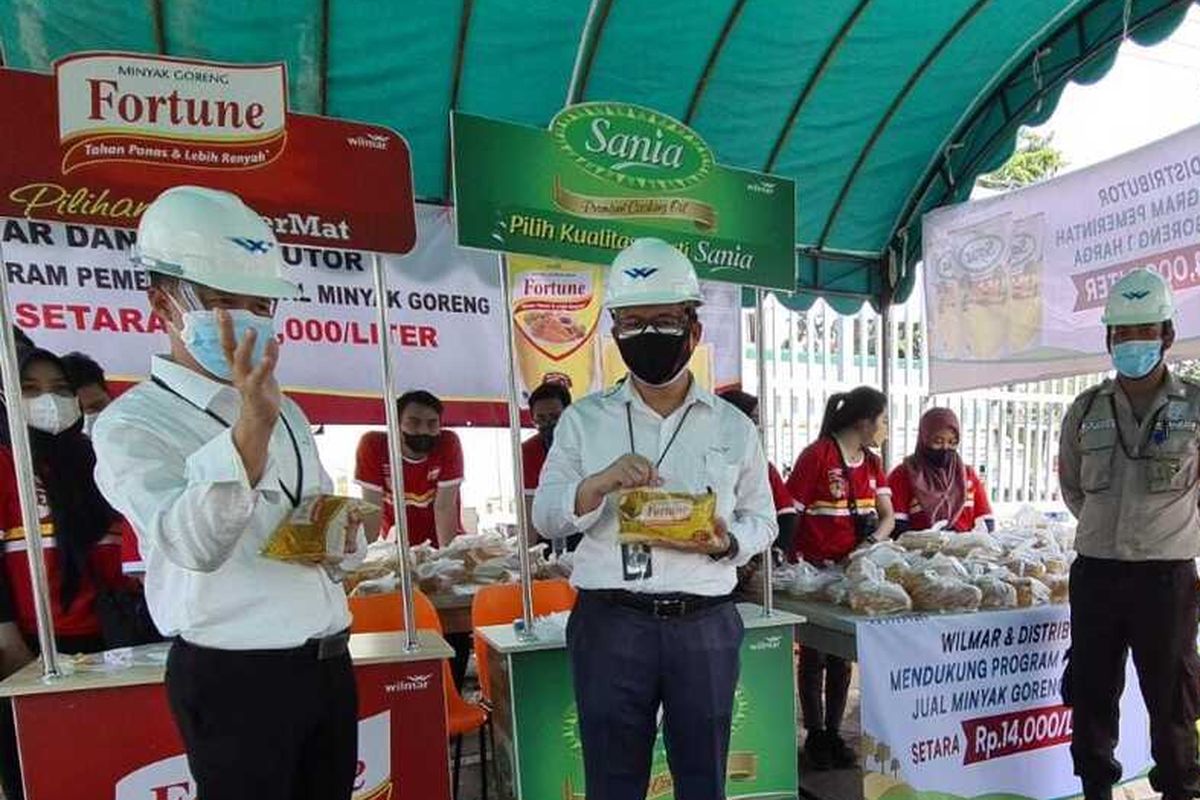Bazar minyak goreng seharga Rp14.000 per liter, yang digelar PT Wilmar Nabati Indonesia di halaman perusahaan, Kamis (3/2/2022).