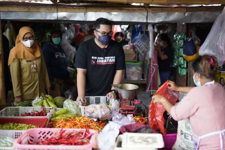 Bupati Kediri Hanindhito Himawan Pramono melakukan pantauan harga bahan kebutuhan pokok di pasar tradisional, Selasa (21/12/2021).