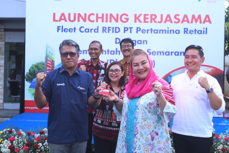 Wali Kota Semarang Hevearita Gunaryanti Rahayu meresmikan pemakaian kartu Radio Frequency Identification (RFID) Pertamina untuk pembayaran transaksi BBM non-tunai pada mobil operasional Disperkim di SPBU Sultan Agung, Jalan Sisingamangaraja, Kaliwiru, Candisari, Jumat (5/1/2024).