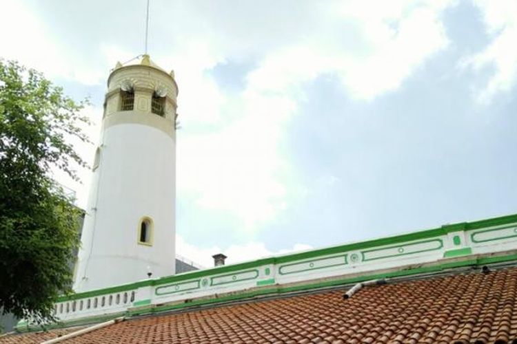 Menara Masjid An Nawier yang tampak seperti mercusuar.