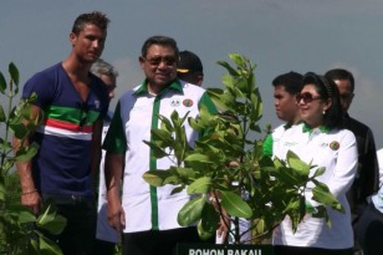 Cristiano Ronaldo bersama Presiden Susilo Bambang Yudhoyono dan Ibu Ani Yudhoyono usai menanam mangrove di Taman Hutan Rakyat, Telaga Waja, Tanjung Benoa, Bali, Rabu (26/6/2013).