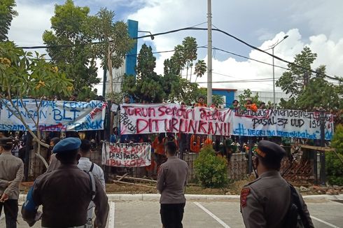 Massa Demo di Padang Bertambah, Rusak Kawat Pembatas hingga Panjat Pagar DPRD Sumbar
