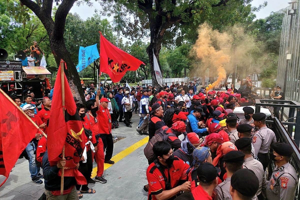 Suasana saat buruh dari berbagai serikat/federasi menggelar unjuk rasa di depan Gedung Balai Kota DKI Jakarta, Jakarta Pusat, Jumat (18/11/2022) siang.