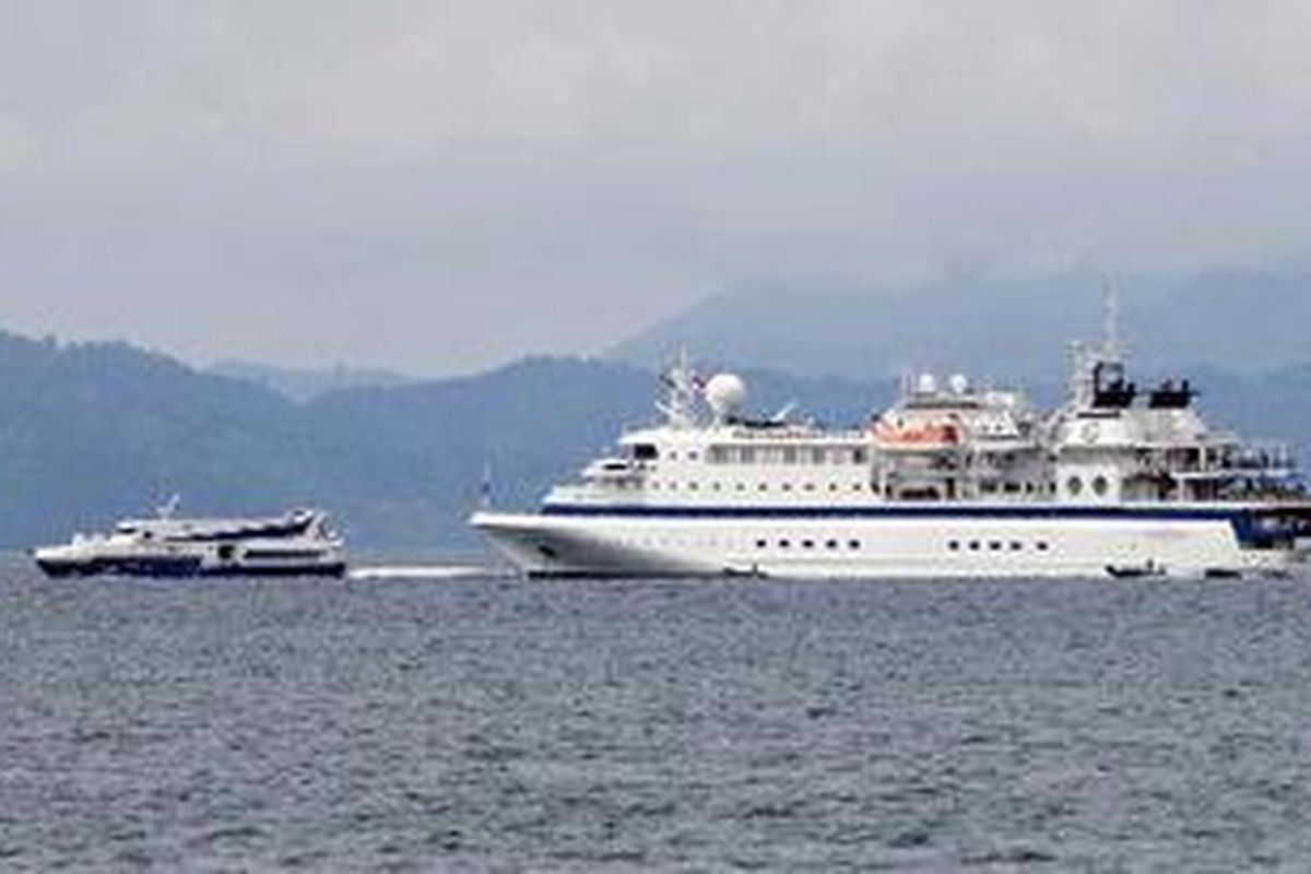 Kapal pesiar MV Clipper Odyssey asal Miami Amerika Serikat, yang membawa 115 wisatawan dari Amerika, Kanada, Australia, Inggris, dan New Zealand melepas sauh di lepas pantai perairan Ulee Lheue, Banda Aceh, Senin (10/1/2011).
