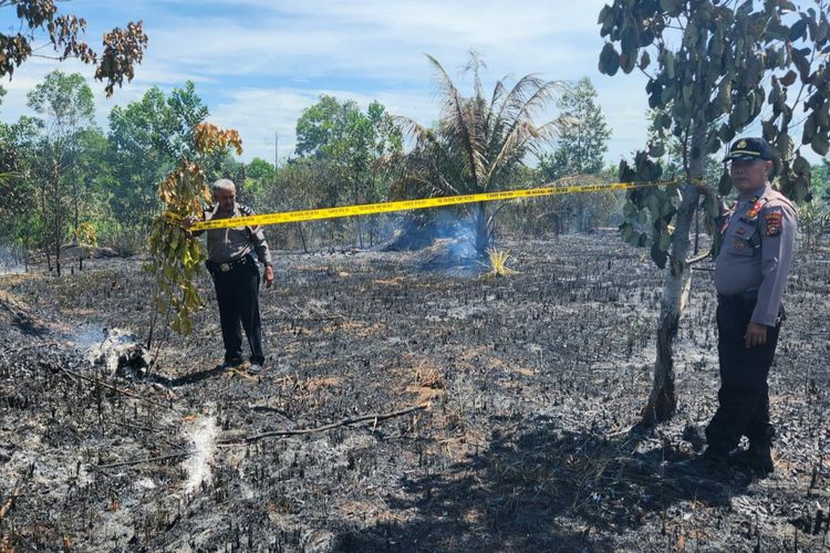 Petugas kepolisian saat menyegel lahan yang terbakar di Desa Sebangar, Kecamatan Bathin Solapan, Kabupaten Bengkalis, Riau, Selasa (1/8/2023).