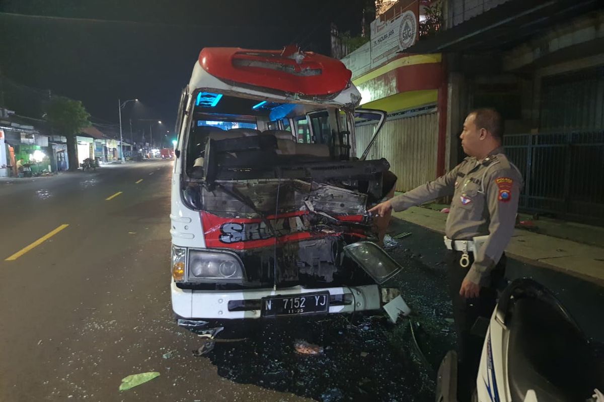Kondisi minibus elf usai tabrak truk di Lumajang, Rabu (19/6/2024)