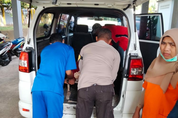 Korban kecelakaan maut di Jalan Raya Tulehu, Rifki Pratama Adhi Putra dilarikan ke RSUD dr Umarela Tulehu, Kecamatan Salahutu, Kabupaten Maluku Tengah, Kamis (23/6/2022)