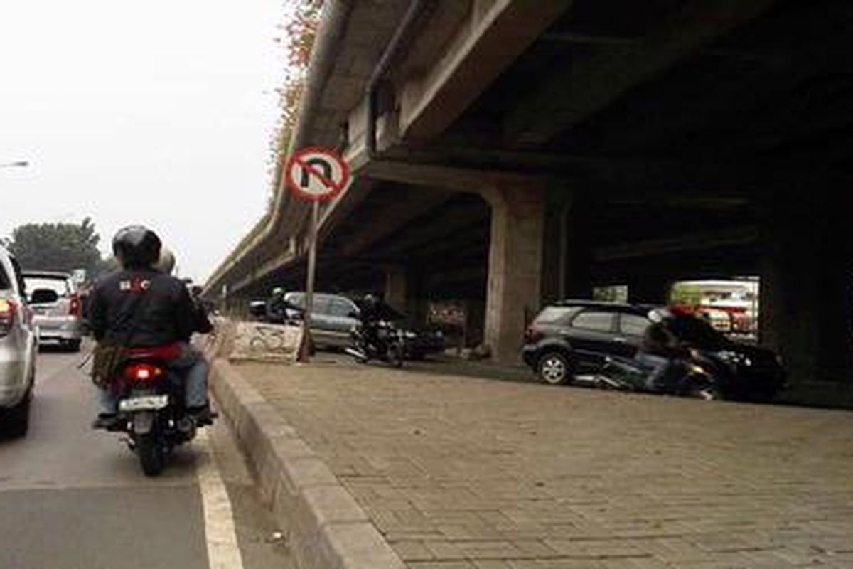 Pengendara motor memilih melanggar aturan berlalu lintas untuk mengambil jalan pintas di dekat gerbang tol Meruya di JORR W1, Senin (30/4/2012).
