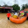 Perahu Karet BPBD Bawa Jenazah Tembus Banjir di Pasaman Barat
