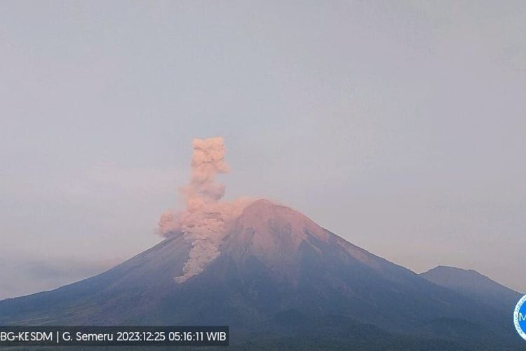 Erupsi Gunung Semeru luncurkan APG 3 KM, Senin (25/12/2023)