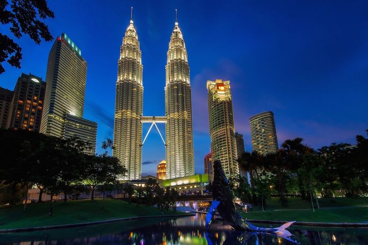 Ketenaran menara kembar Petronas sebagai bangunan tertinggi di Malaysia akan dikalahkan, seiring berlangsungnya pembangunan PNB 118 dan wacana pembangunan Tower M.