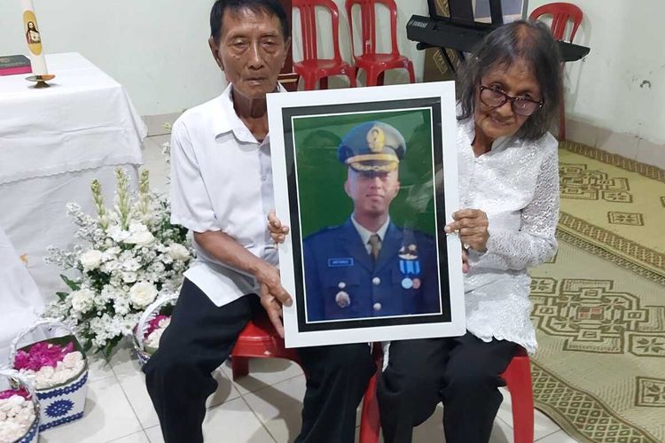 Kedua orangtua Kolonel Cpl. Antonius Hermawan yakni Johanes Sugiarto dan Bernadeta Rusminiwati saat berada di rumah duka Kaliwanglu, Harjobinangun, Kapanewon Pakem, Kabupaten Sleman.