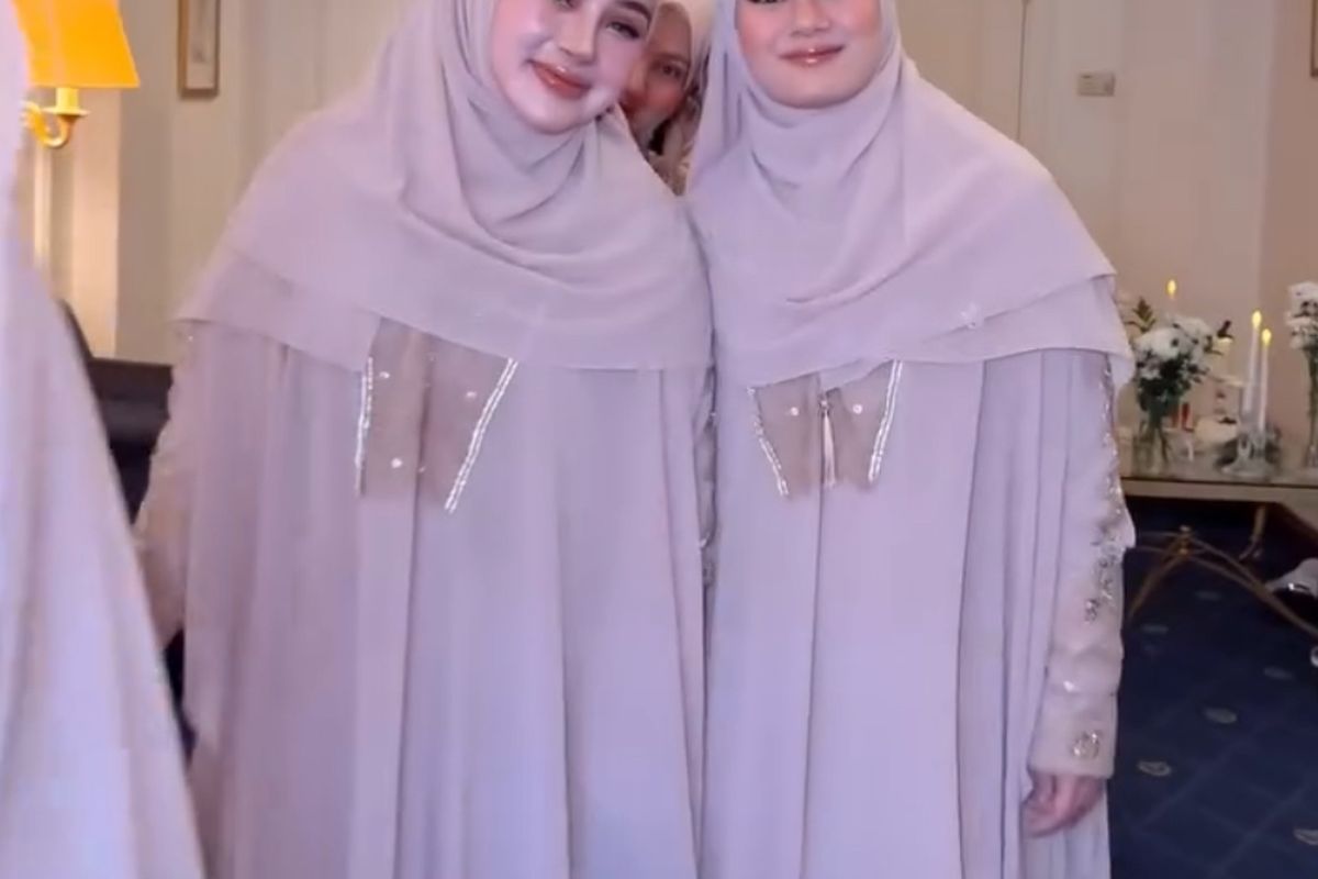 Bridesmaid Dara Arafah tampil serasi dalam abaya nude di Madinah. Elegan, lembut, dan selaras dengan suasana sakral pernikahan di Masjid Nabawi.
