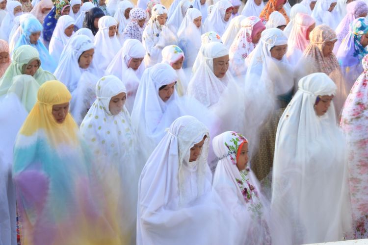 Ratusan penganut Islam Aboge melaksanakan sholat Idul Fitri di Masjid Sayyid Kuning, Desa Onje, Kecamatan Mrebet, Purbalingga, Jawa Tengah, Selasa (27/6/2017).