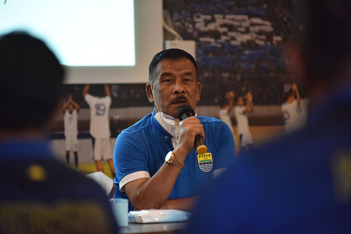 Komisaris PT Persib Bandung Bermartabat (PBB), Umuh Muchtar, dalam perayaan ulang tahun Persib Bandung ke-88 tahun di Graha Persib, Minggu (14/03/2021). 