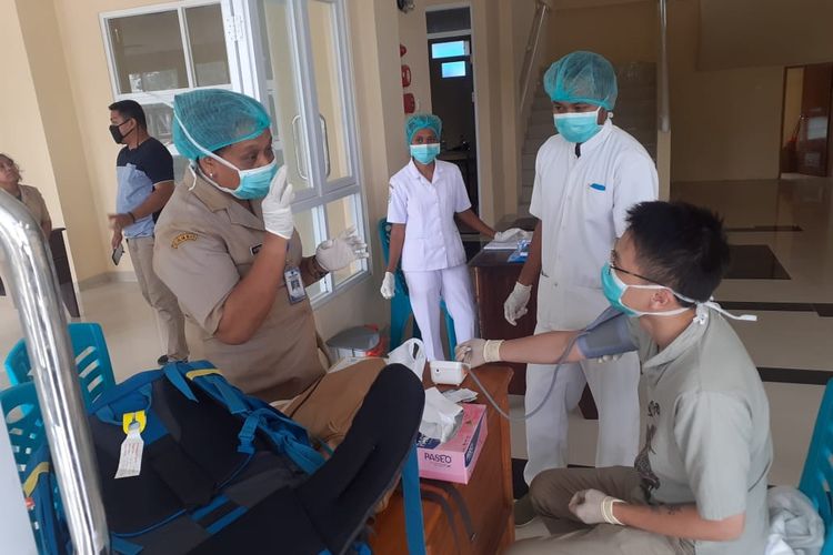 WN China berinisial YX berkunjung ke wilayah TTU, saat diperiksa petugas medis di Kabupaten Timor Tengah Utara, NTT