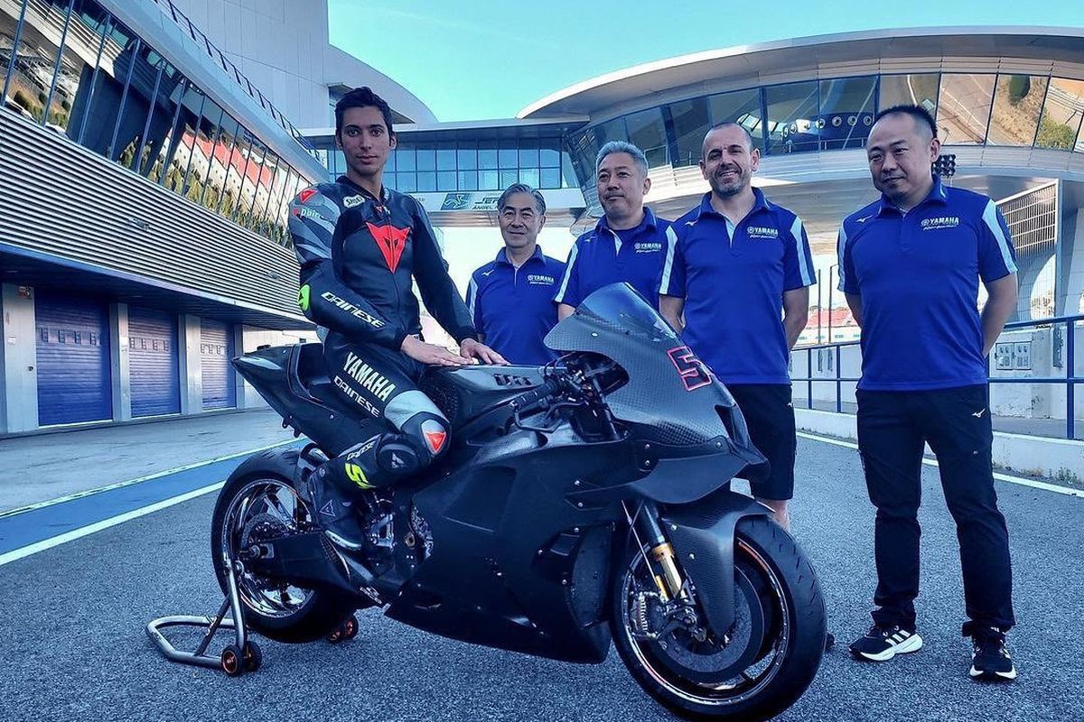 Juara dunia World Superbike (WorldSBK) 2021, Toprak Razgatlioglu, mengikuti sesi tes privat menggunakan motor MotoGP YZR-M1 di Sirkuit Jerez, Spanyol.