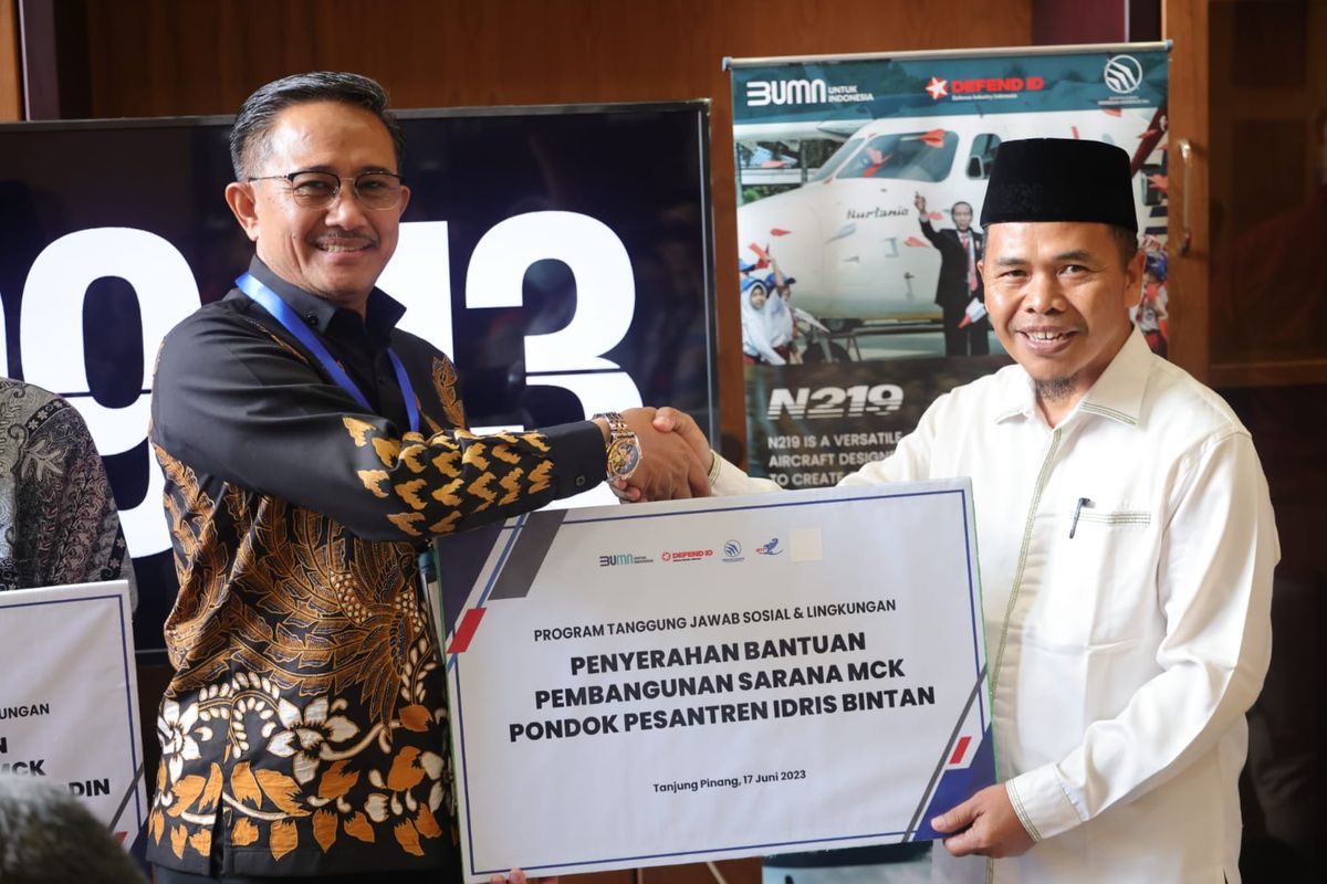 Direktur Niaga, Teknologi & Pengembangan PTDI, Moh Arif Faisal kepada Pimpinan Pondok Pesantren Syaikh Zainuddin Nahdlatul Wathan Bintan, Saepuddin dan Ketua Pembina Yayasan Pondok Pesantren Idris Bintan, Muqtafin Trenggono di Bandara Internasional Raja Haji Fisabilillah, Tanjungpinang, Kepri. 