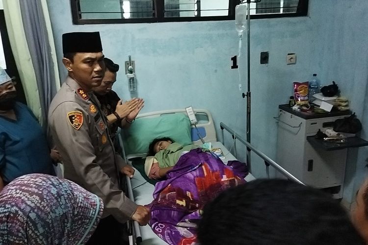 Kapolres Malang, AKBP Putu Kholis Aryana saat menjenguk Lilik, korban Tragedi Kanjuruhan yang baru mendapatkan perawatan medis, akibat takut jarum suntik.