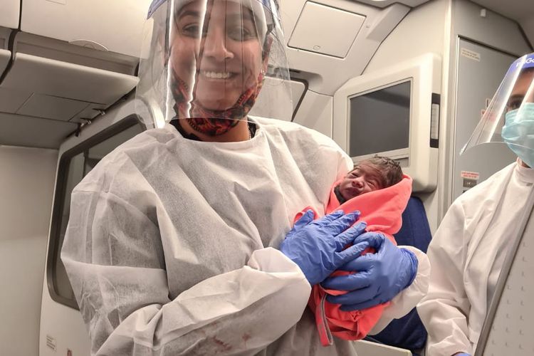 Seorang wanita melahirkan di dalam pesawat dibantu kru pesawat dan seorang penumpang yang berprofesi sebagai dokter kandungan. Pesawat itu berangkat dari New Delhi ke Bengaluru, India.