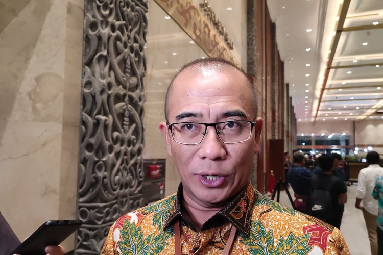 Ketua KPU RI Hasyim Asy'ari selepas debat perdana cawapres di Jakarta Convention Center, Jumat (22/12/2023).