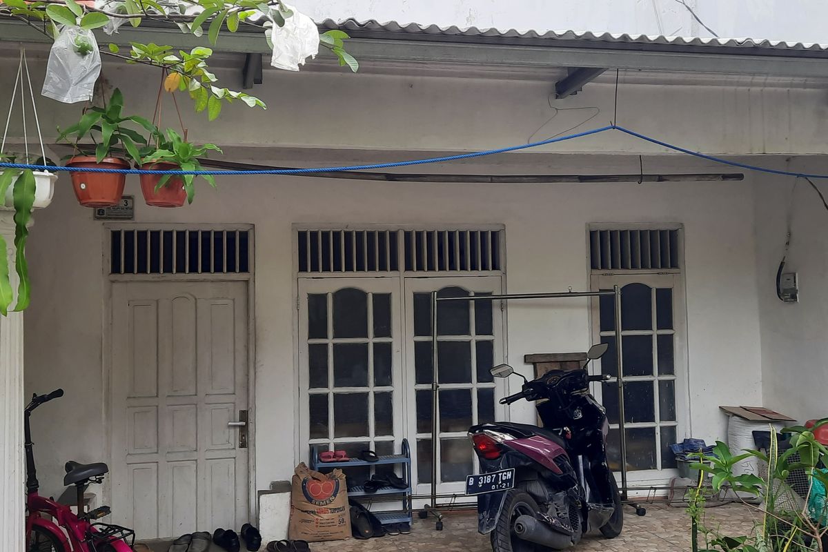 Kondisi rumah pelaku teror Mabes Polri, Zakiah Aini, di RT 03/10 Kelapa Dua Wetan, Ciracas, Jakarta Timur. Foto diambil pada Kamis (1/4/2021) siang.