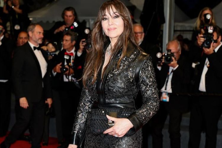 Tangkapan layar akun Instagram Monica Belluci @monicabellucciofficiel. Penampilan Monica Bellucci dengan gaun kulit dan renda hitam dari Fendi langsung ramai dibicarakan media fashion.