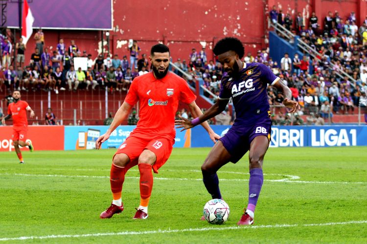 Penyerang Persik Kediri Joanderson Assis saat mendapatkan kawalan dari pemain Borneo FC javlon Guseynov saat pertandingan pekan  4 Liga 1 2022-2023 yang berakhir dengan skor 1-2 di Stadion Brawijaya Kediri, Jumat (12/8/2022). Kini, Javlon Guseynov tidak akan bermain melawan Persis Solo karena suspensi kartu merah pada laga sebelumnya.