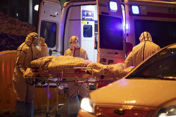 epa08157004 Medical staff transfers a patient at Hospital of Wuhan Red Cross Society in Wuhan City, Hubei Province, China, 23 January 2020 (issued 24 January 2020). The outbreak of coronavirus has so far claimed 25 lives and infected more than 800 others, according to media reports. Authorities have extended a travel ban to eight cities in Hubei province, Wuhan, Huanggang, Ezhou, Chibi, Xiantao, Qianjiang, Zhijiang and Lichuan in an effort to contain the spread of the virus, which has so far been detected in the USA, Thailand, South Korea, Japan, Singapore and Taiwan. EPA-EFE/STRINGER CHINA OUT