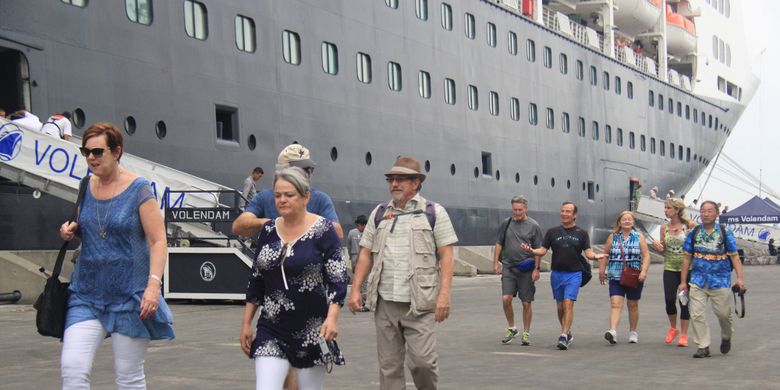 Sejumlah wisatawan yang naik kapal MS Volendam singgah di Pelabuhan Tanjung Emas turun untuk berkeliling destinasi wisata di Jawa Tengah, Sabtu (6/1/2018).