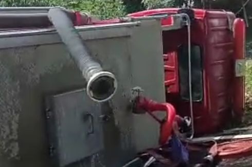 Berangkat ke Lokasi Kebakaran, Mobil Damkar Kabupaten Luwu Terbalik di Tikungan