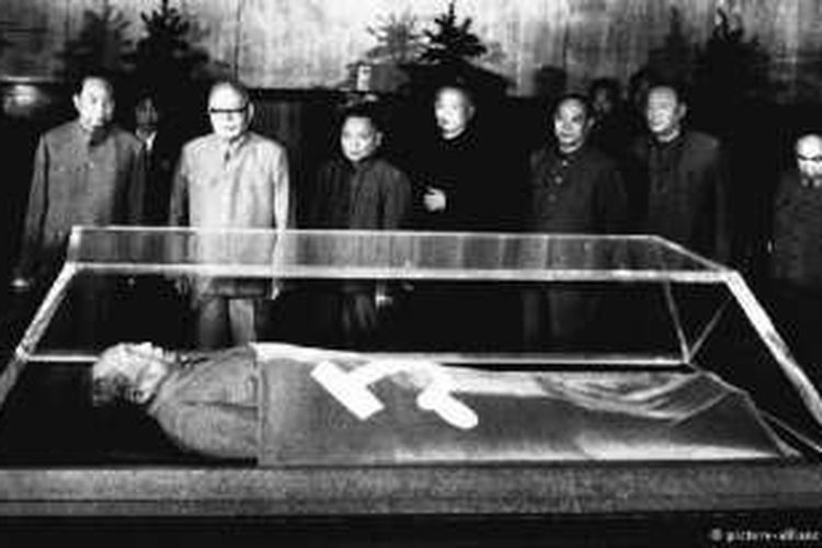 Tangan Mao Zedong bersimbah darah rakyat China. Salah satu program politiknya, 