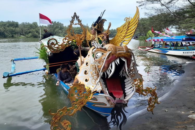 Perahu yang biasa mengangkut wisatawan berdandan cantik dengan hiasan penuh warna bikin laguna jadi semarak di komplek wisata Pantai Glagah, Kapanewon Temon, Kabupaten Kulon Progo, Daerah Istimewa Yogyakarta.