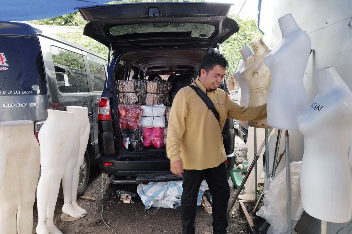 Pedagang di Pasar Tasik, Cideng, Jakarta Pusat, Rinaldi Koto (42), sedang membereskan dagangannya, Senin (27/2/2023).