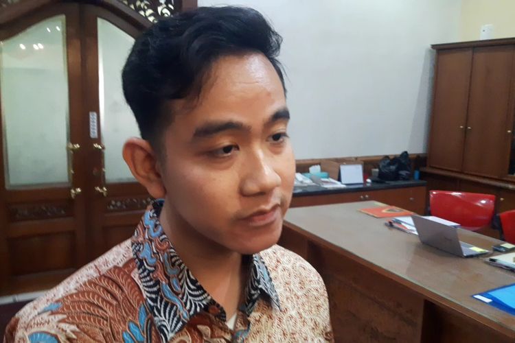 Cawapres terpilih 2024 sekaligus Wali Kota Solo Gibran Rakabuming Raka di Solo, Jawa Tengah, Jumat (19/4/2024).